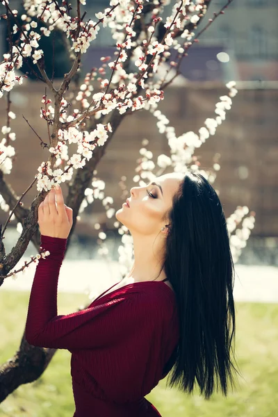 Sensueel meisje met bloeiende bloemen — Stockfoto