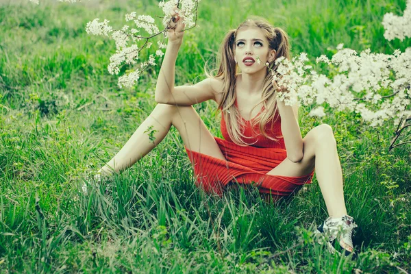 Bella ragazza in fiore — Foto Stock