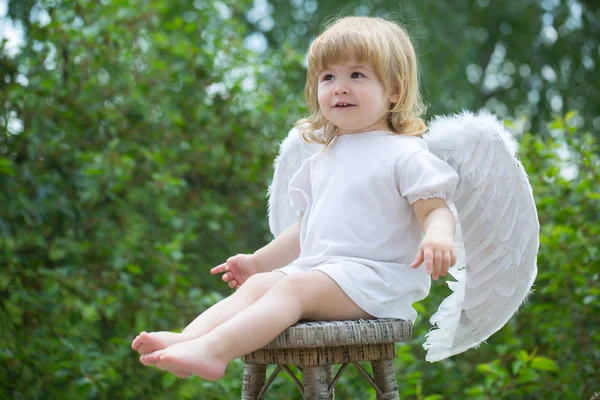 Маленький мальчик, одетый как ангел — стоковое фото