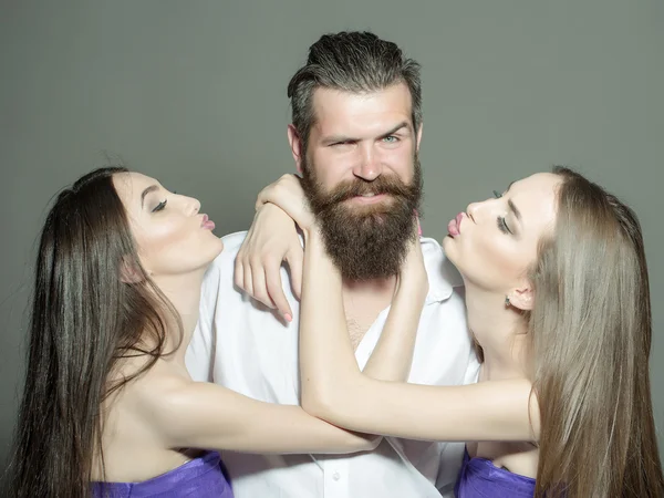 Homme barbu et deux femmes — Photo