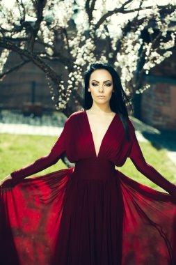 Çiçeklenme tree yakınındaki kız