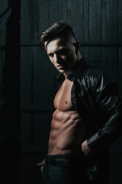 Kas gövde ile tişörtlü adam