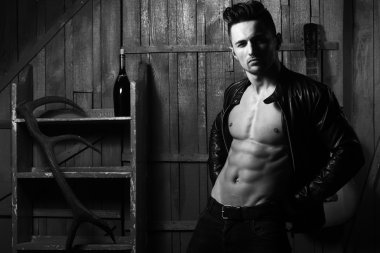 Kaslı adam gitar ile