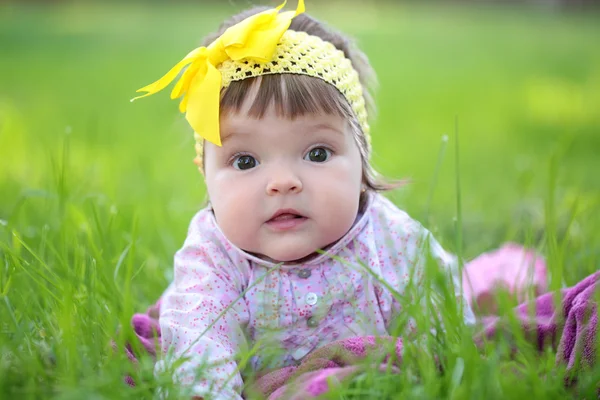 Menina bonito na grama verde — Fotografia de Stock