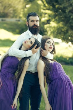 Sakallı adam ve iki kadın açık