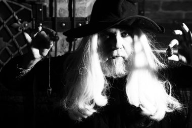 Eski Sihirbazı kolye hipnoz için