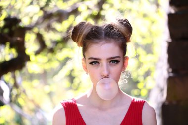 Ağaç bahar çekici kadın