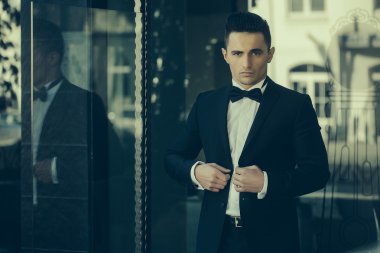 Takım elbiseli genç adam. 