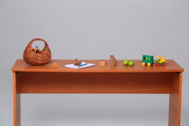 Okul malzemeleri masanın üstünde.