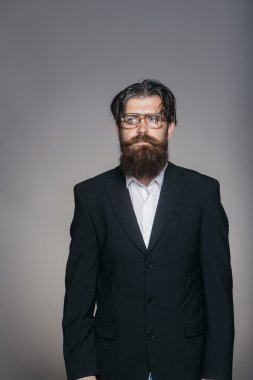 Yakışıklı sakallı adam.