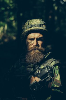 silahı olan genç asker