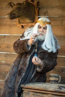 Taş ve kolye hipnoz için eski Sihirbazı