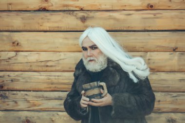 sakallı adam ahşap kupa ile