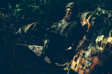 silahı olan genç asker