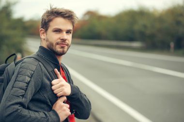 Sırt çantası ile yakışıklı maço adam