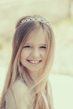 küçük kızı prenses tacı