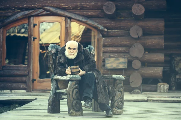 Cuisinier barbu avec tasse en bois — Photo