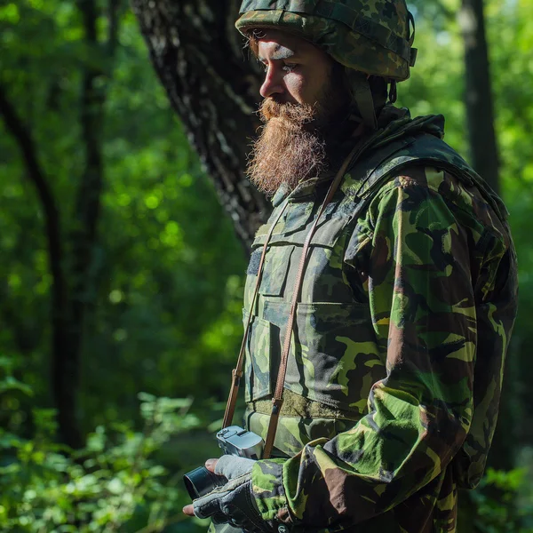 Soldado com câmera na floresta — Fotografia de Stock