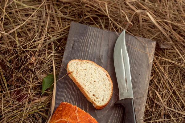Хлебный нож и стакан молока — стоковое фото