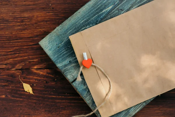 Red heart clothespin and envelope — Stock Photo, Image