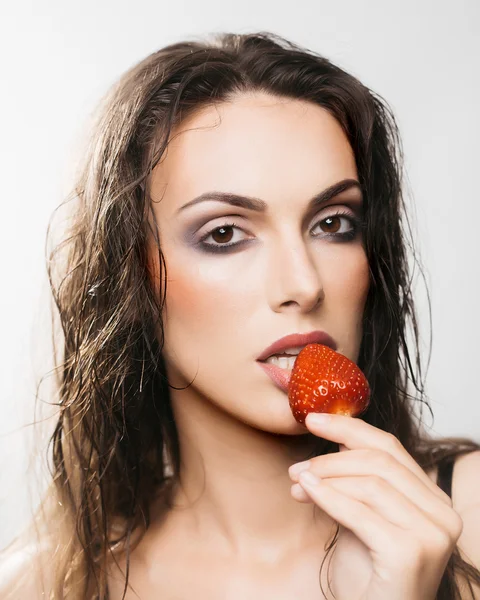 Sexy mooie vrouw met rode aardbei — Stockfoto