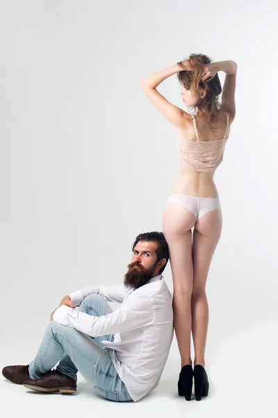 Homme barbu et fille sexy — Photo