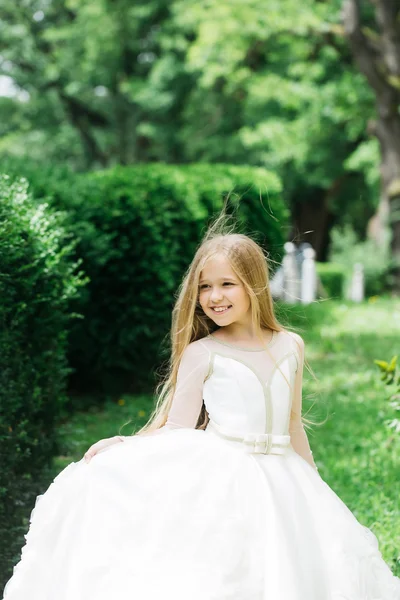 Small girl in white dress outdoor — Stock Photo, Image