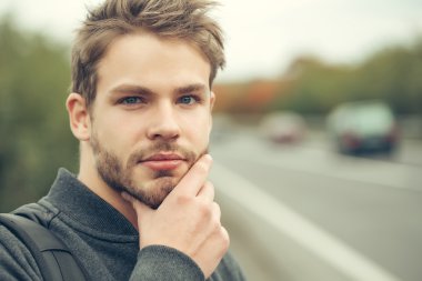 Genç çekici adam sakallı