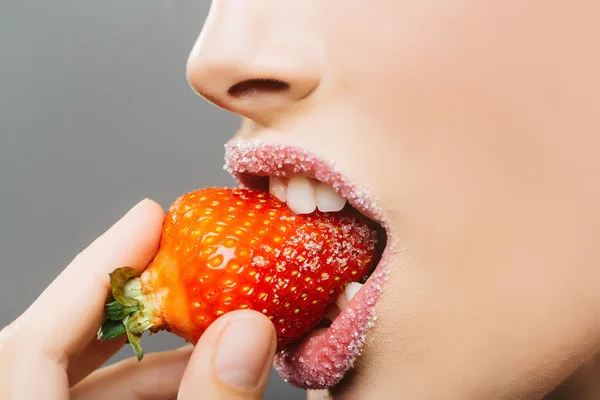 Labios de azúcar hembra morder fresa roja — Foto de Stock