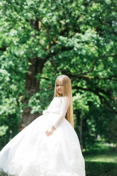 在室外的白色连衣裙的小女孩 — 图库照片