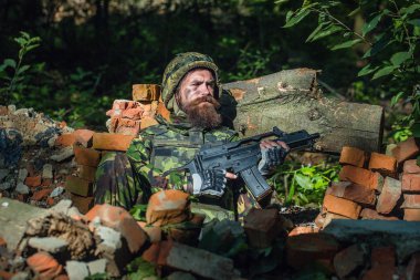 silahı olan genç asker