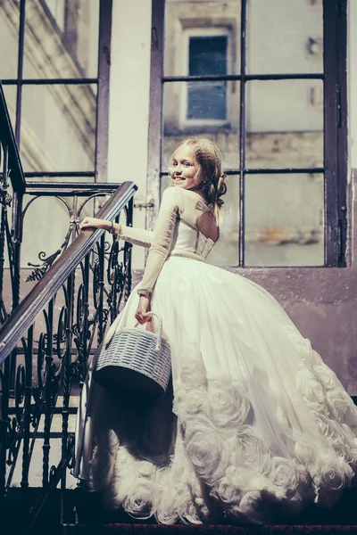 큰 창 근처 흰색 드레스에 작은 소녀 — 스톡 사진