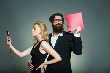 İki kadın ve erkek