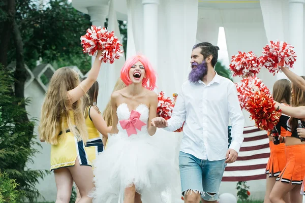 Brautpaar mit Cheerleadern — Stockfoto