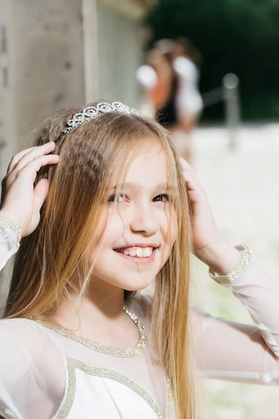 Маленькая девочка в короне принцессы — стоковое фото