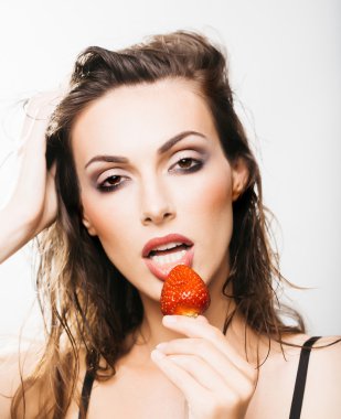 seksi güzel kadın kırmızı çilek ile