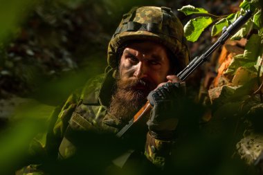 silahı olan genç asker