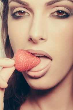 seksi kadın kırmızı çilek yeme