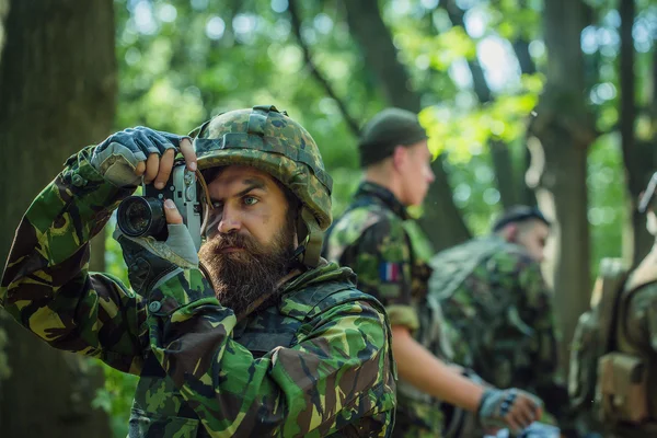 Soldado con cámara en el bosque — Foto de Stock