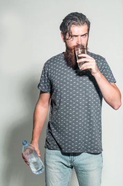 Yakışıklı adam su içer