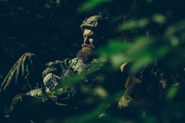 silahı olan genç asker