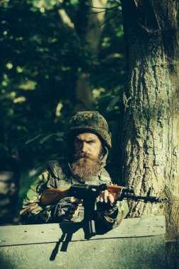 silahı olan genç asker