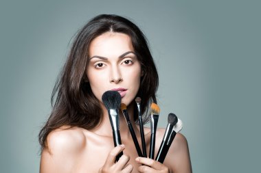Makyaj fırça ile güzel kadın