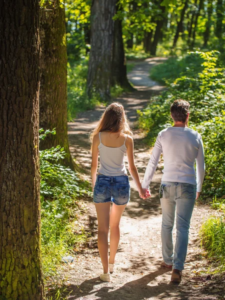 Junges Paar spaziert im Wald — Stockfoto