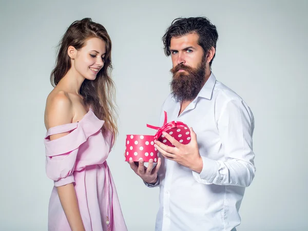 Jovem casal feliz com caixa — Fotografia de Stock