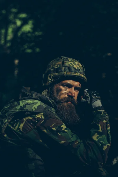 Jovem soldado com arma — Fotografia de Stock