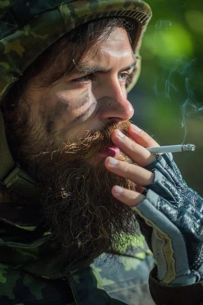 Soldado fumando cigarro — Fotografia de Stock