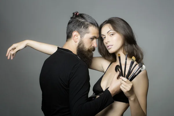 Visagiste 胡子的男人和性感的女人 — 图库照片