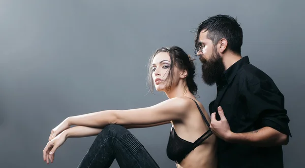 Sexy casal de mulher e barbudo homem — Fotografia de Stock