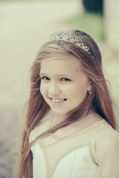 Petite fille en couronne de princesse — Photo